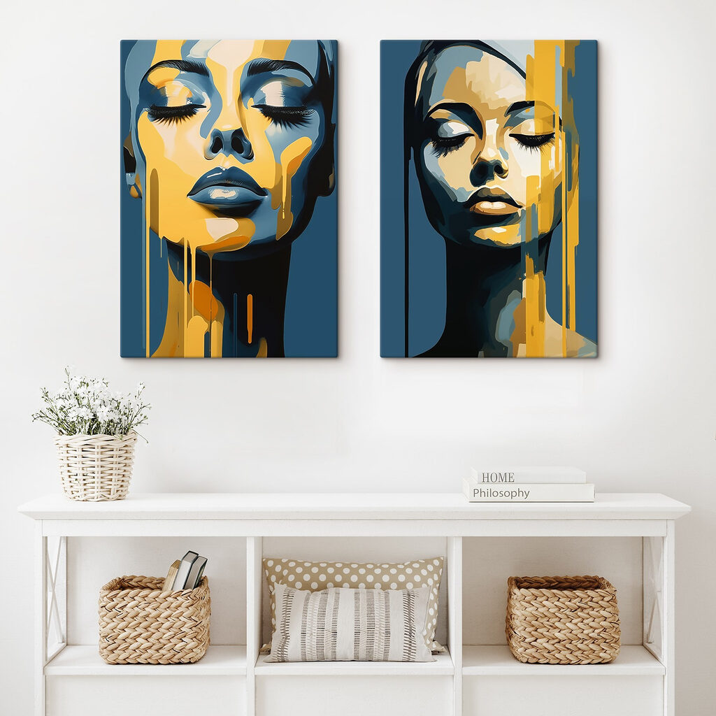 Visage aux coulures jaunes dans un intérieur