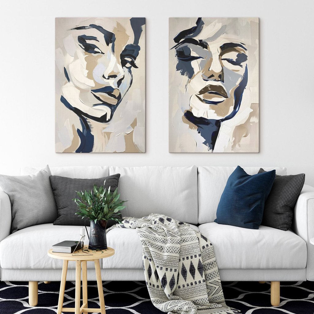 Visages en larges touches dans un intérieur