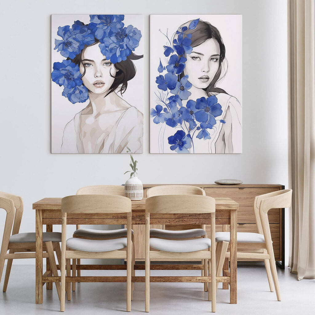 Portraits aux fleurs bleues dans un intérieur