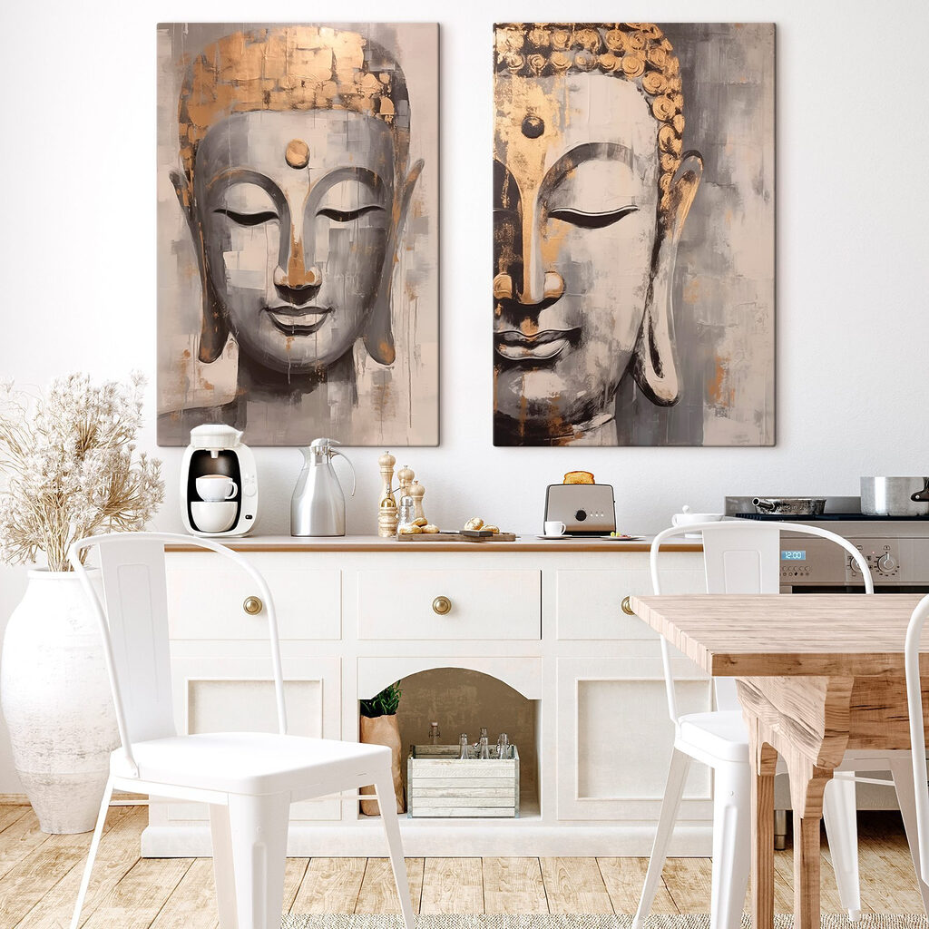 Visages sereins de Bouddha dans un intérieur
