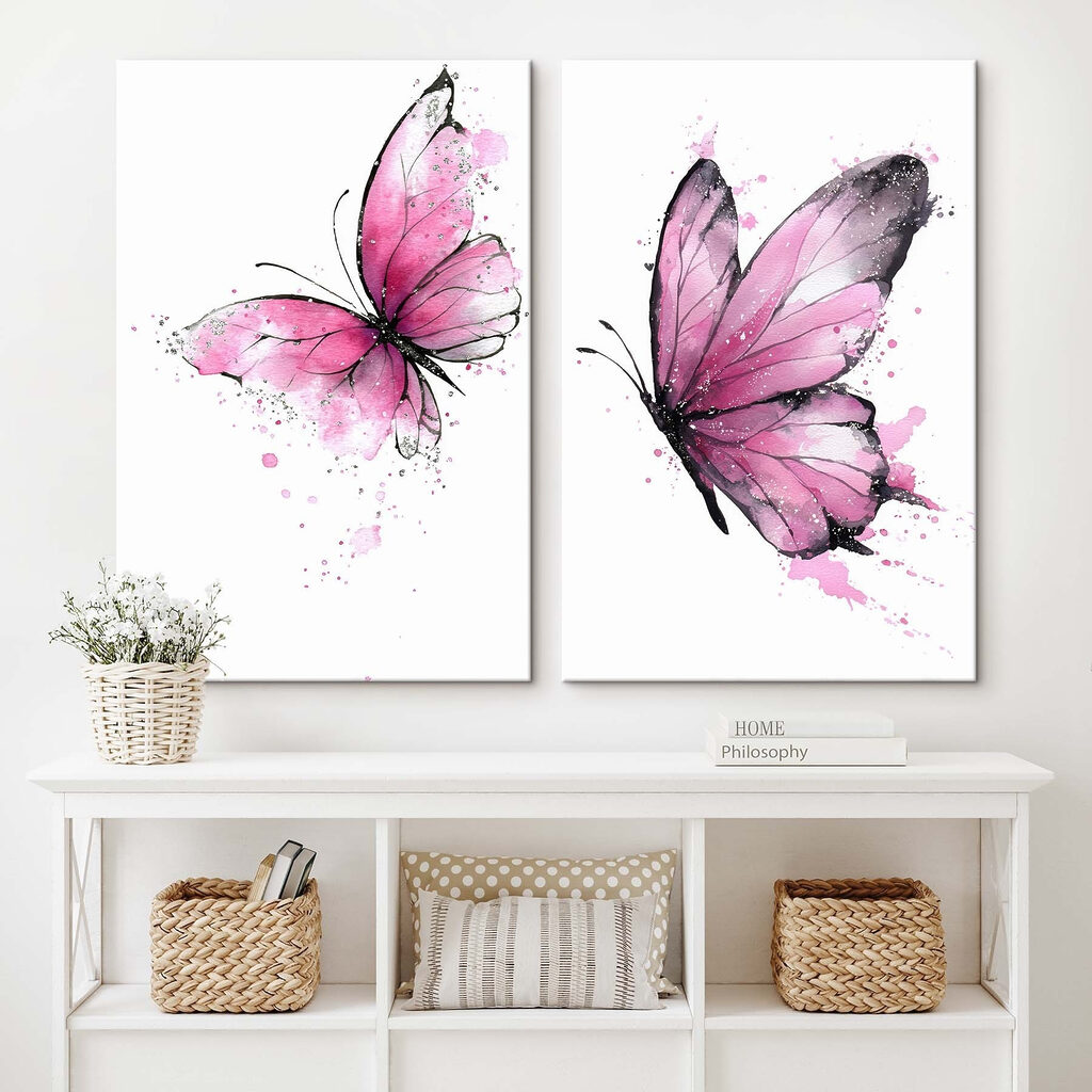 Papillons roses dans un intérieur