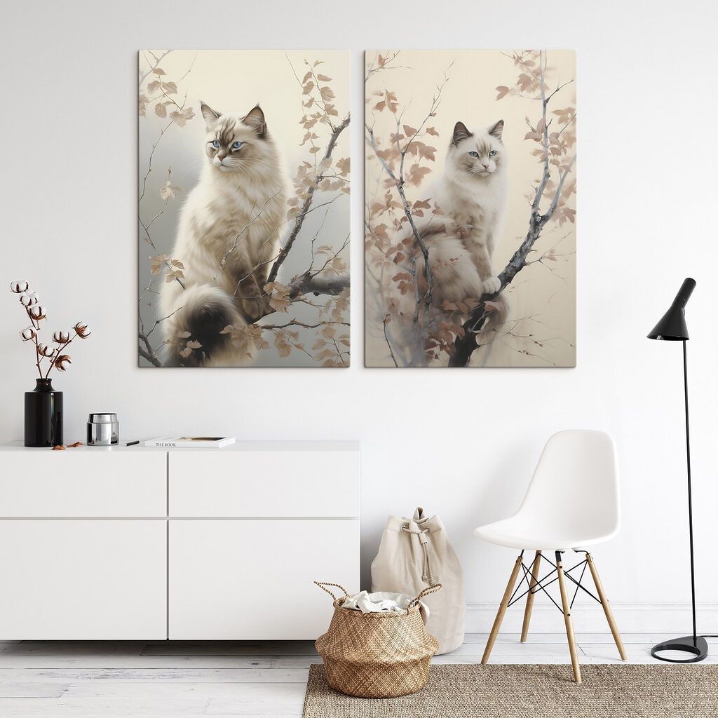 Chats dans les branches dans un intérieur