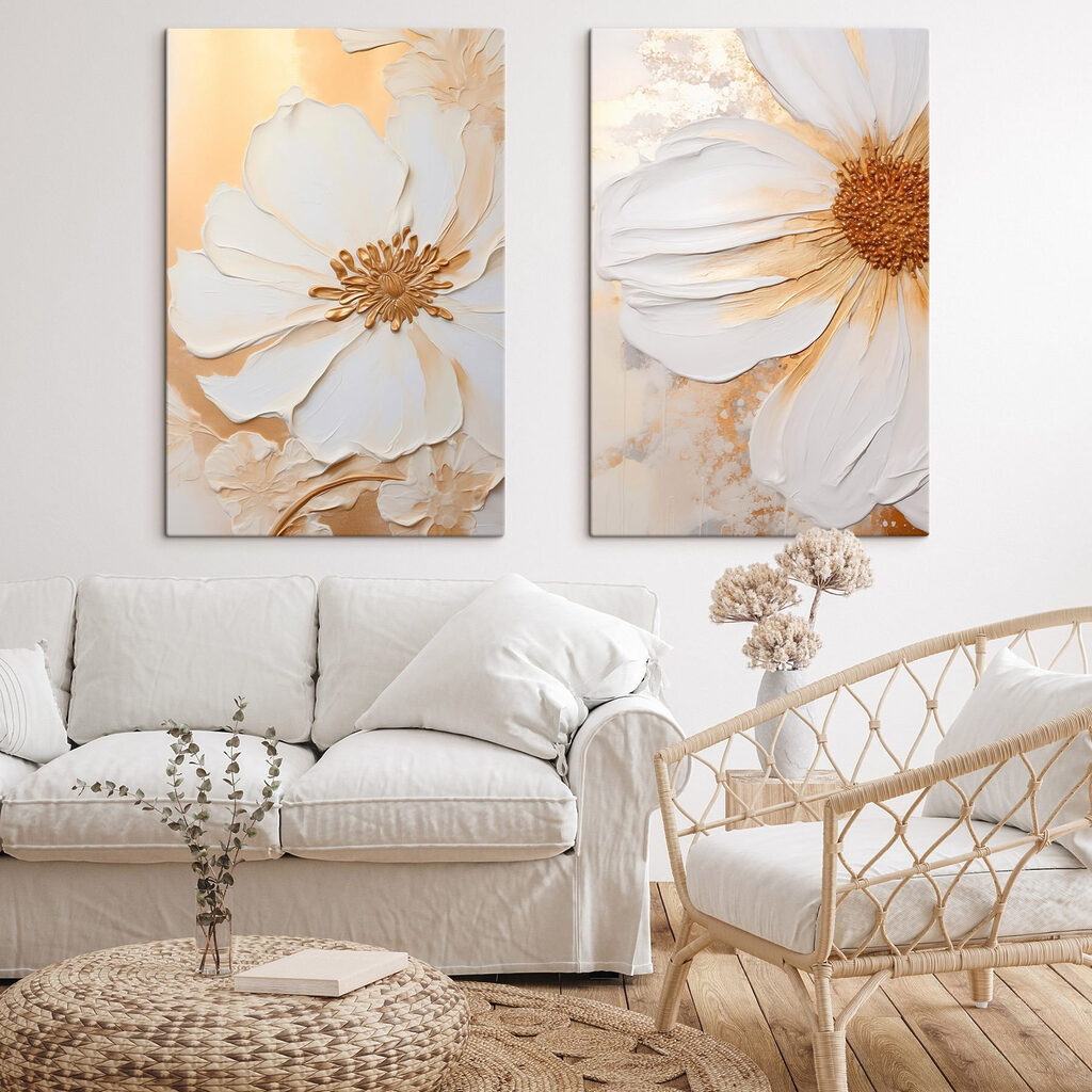 Fleurs aux lignes dorées dans un intérieur