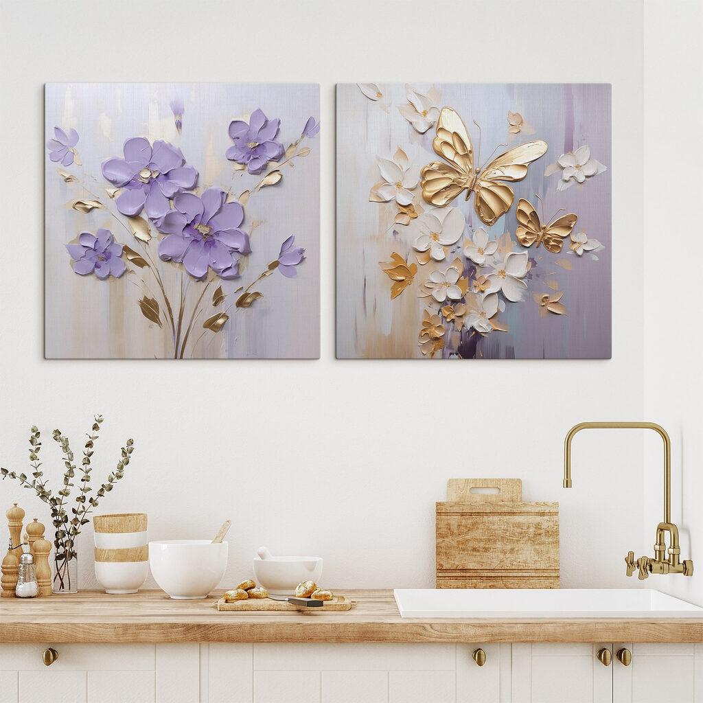 Papillons et fleurs violettes dans un intérieur