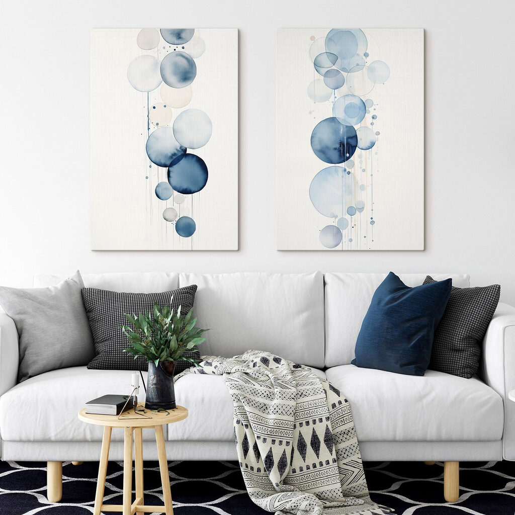 Cercles bleus à l’aquarelle dans un intérieur