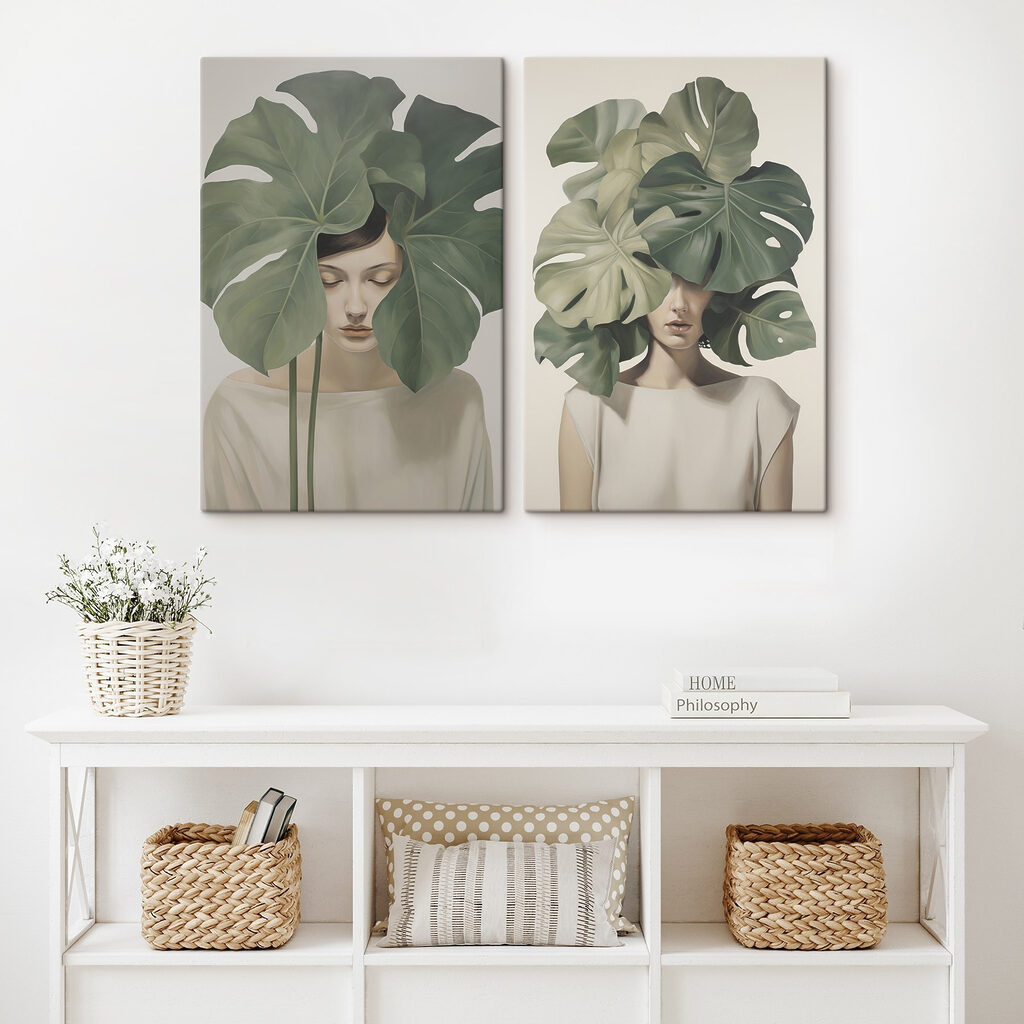Femme coiffée de feuilles dans un intérieur
