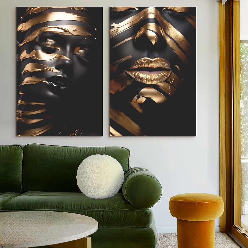 Portraits aux rubans dorés dans un intérieur