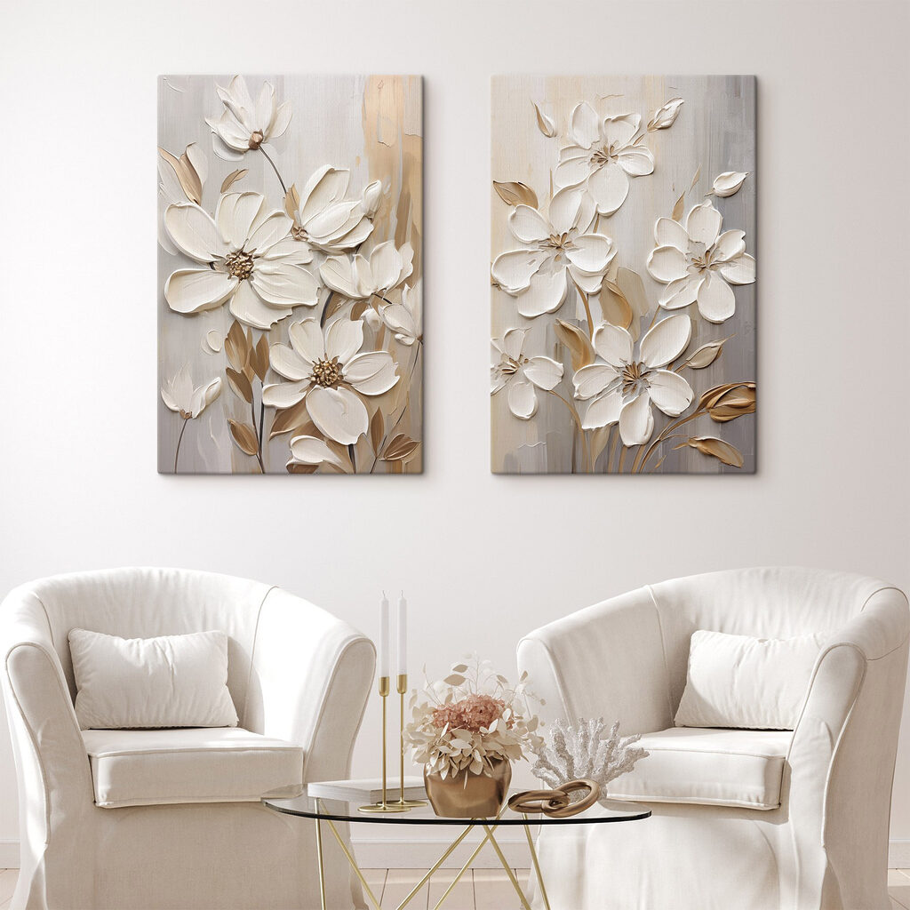 Branches fleuries blanches dans un intérieur
