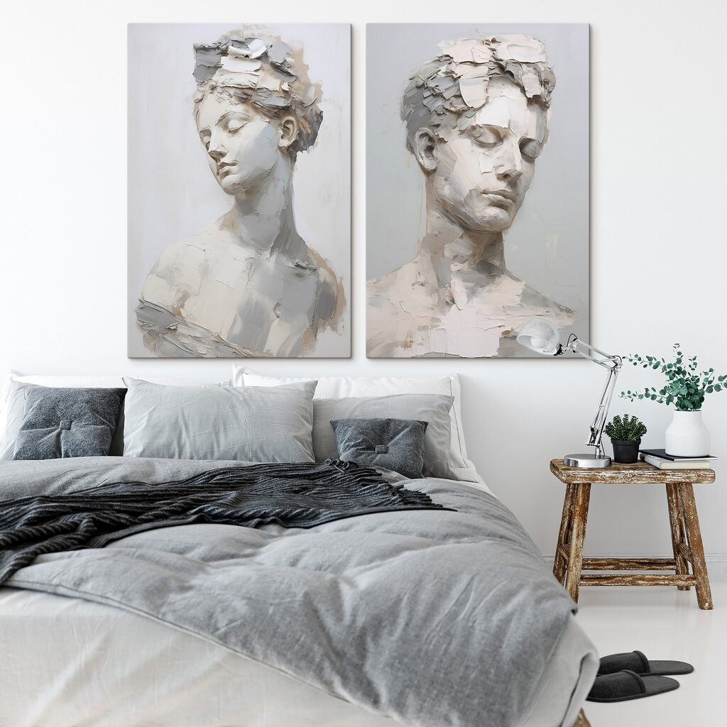 Visages sculptés dans un intérieur