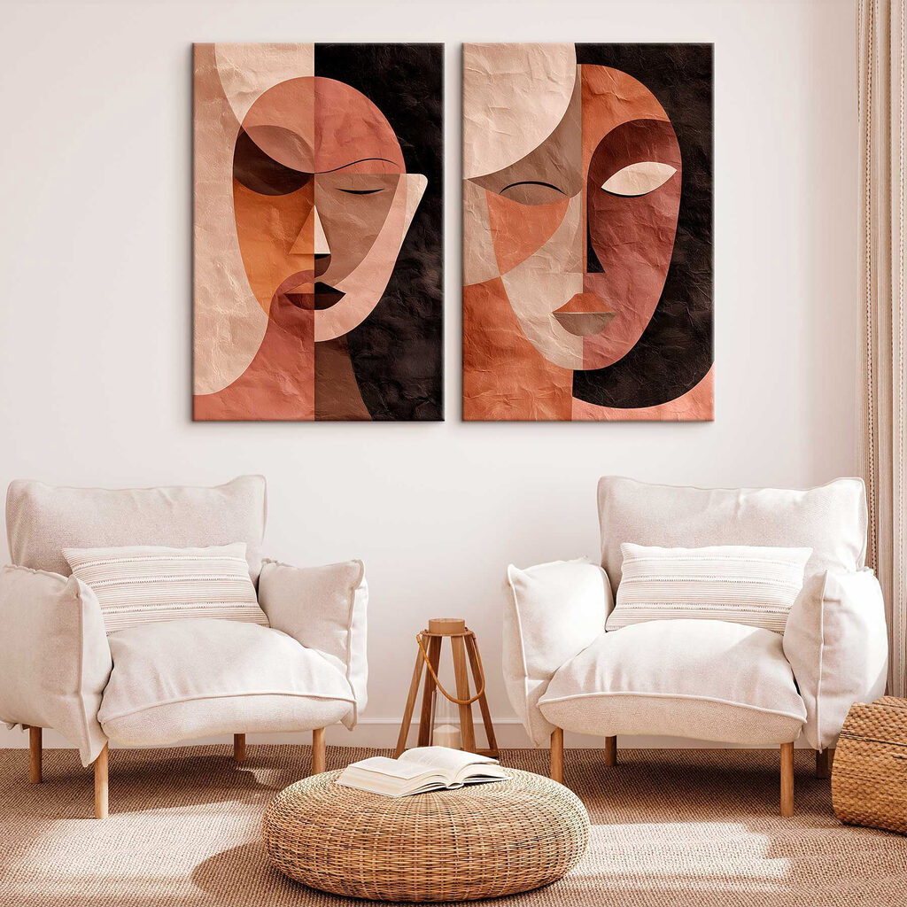 Visages aux formes rondes dans un intérieur