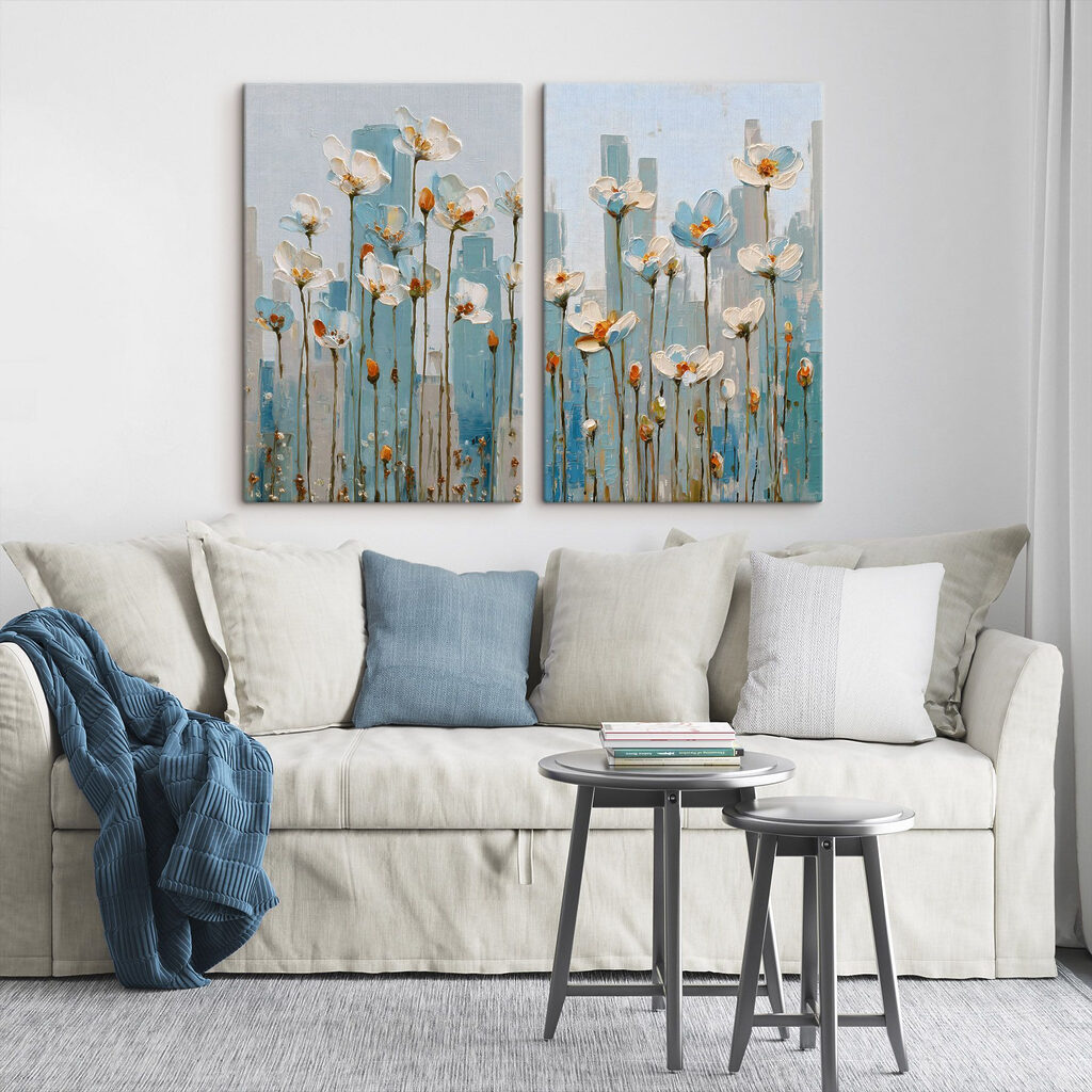 Fleurs sur aplats bleus dans un intérieur