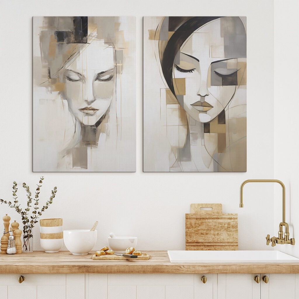 Visages aux yeux fermés dans un intérieur