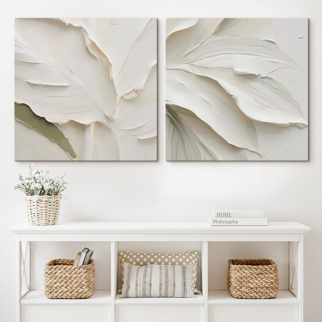 Feuilles blanches au pinceau dans un intérieur