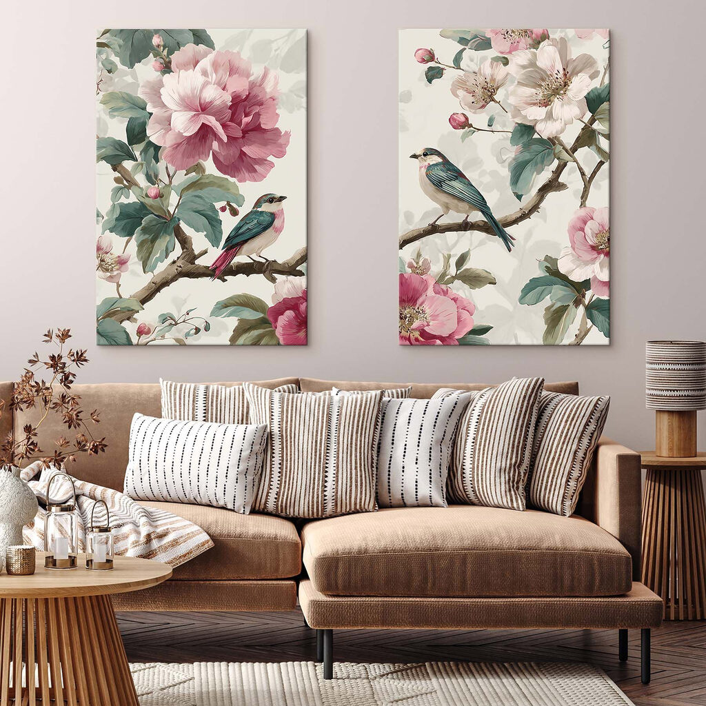 Oiseaux et fleurs roses dans un intérieur