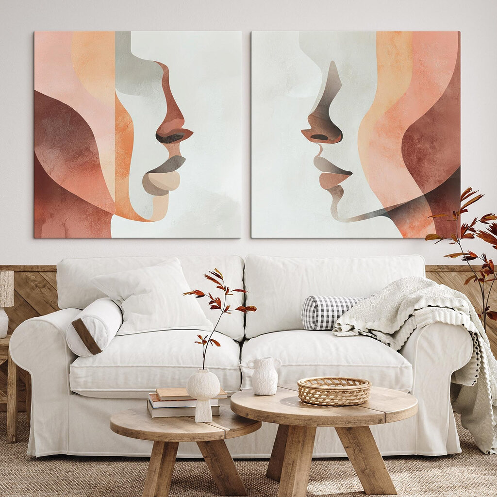 Profils face à face dans un intérieur