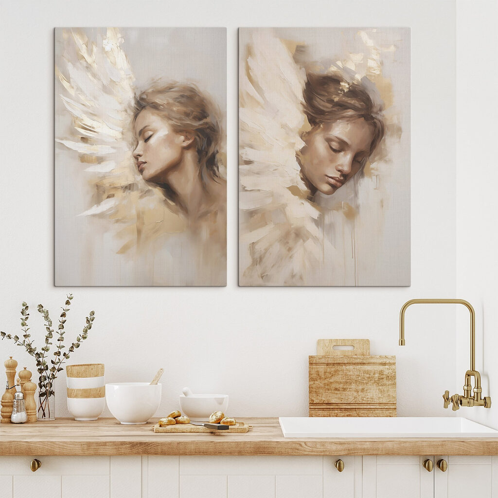Visages et plumes légères dans un intérieur
