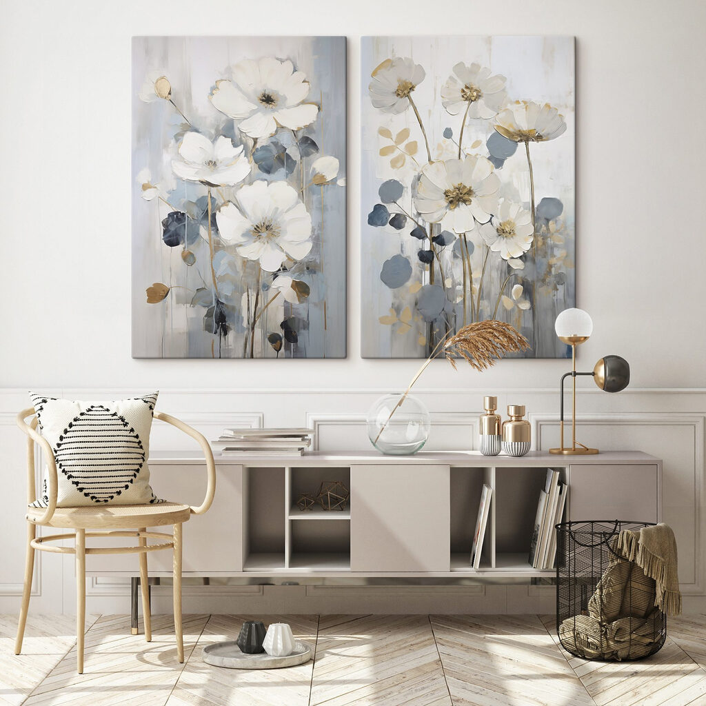 Fleurs blanches sur gris-bleu dans un intérieur