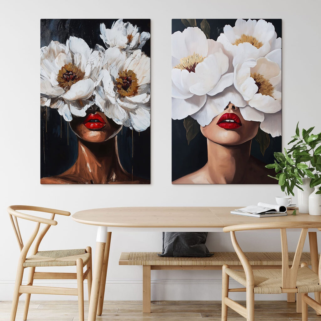 Derrière les fleurs blanches dans un intérieur