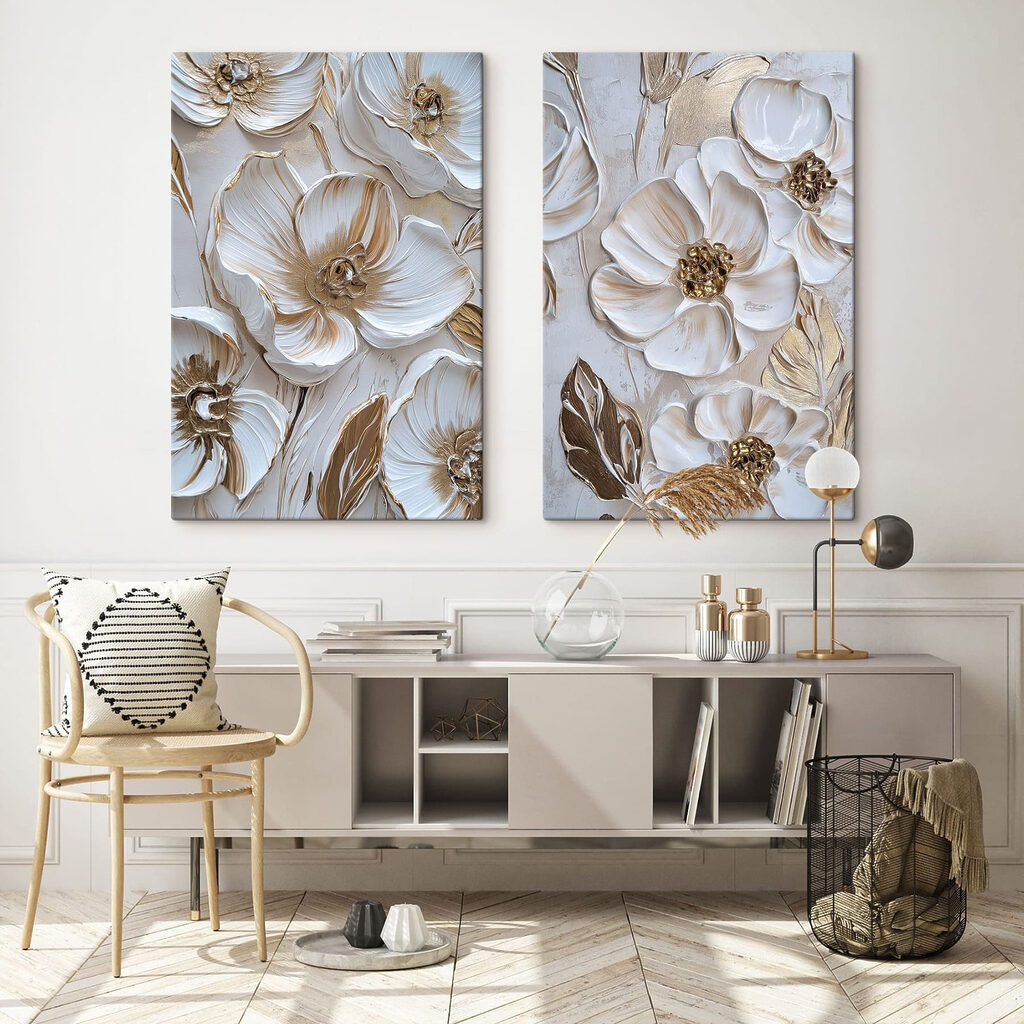 Fleurs aux volutes dorées dans un intérieur