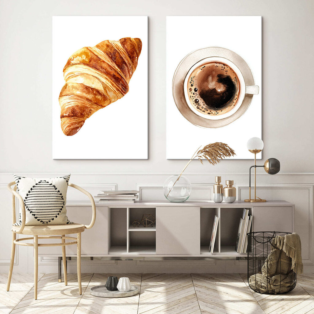 Café et croissant dans un intérieur