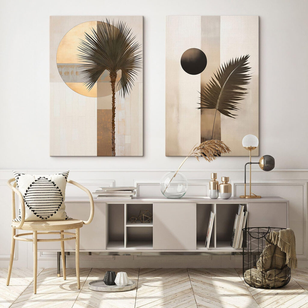 Palmes et soleils ronds dans un intérieur