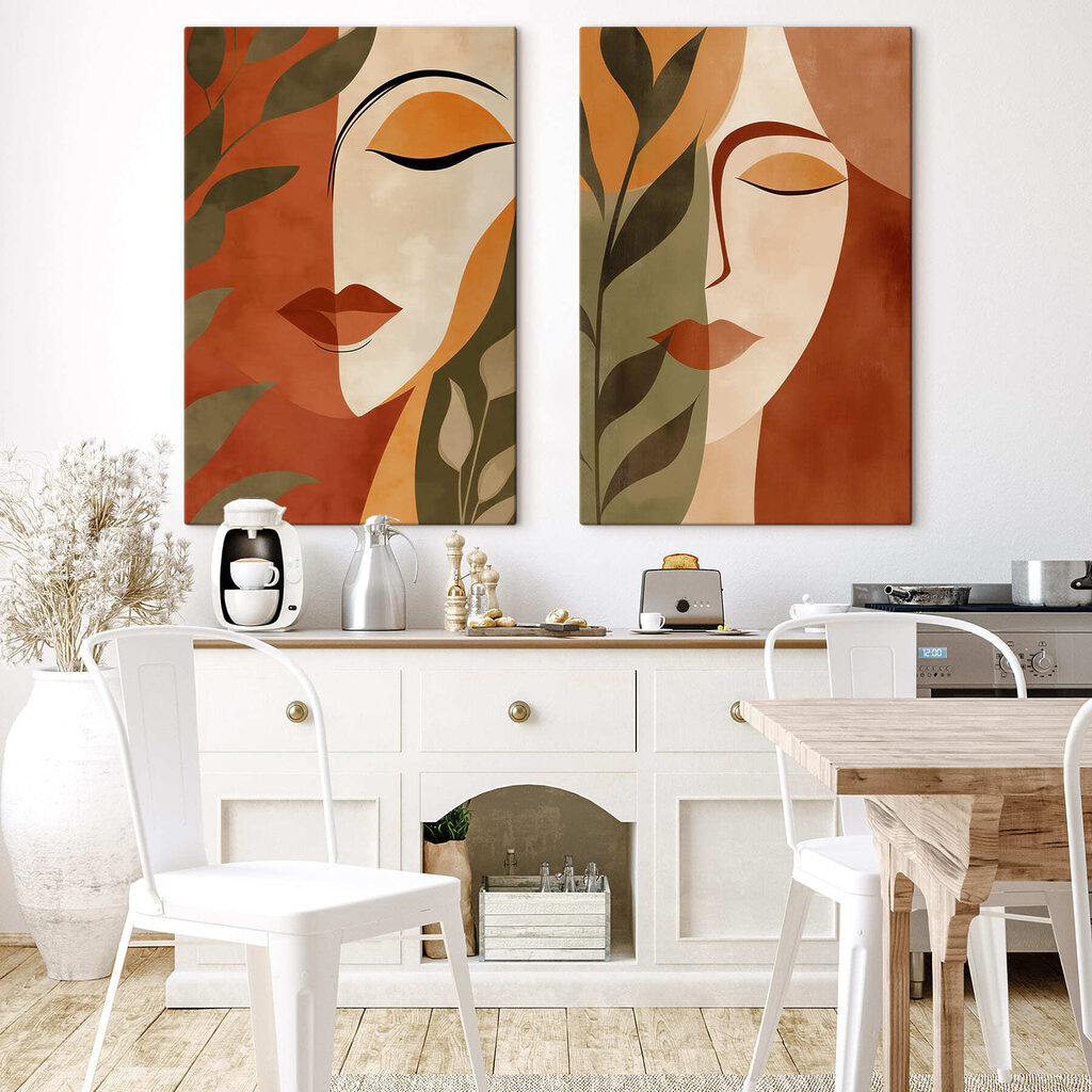 Visages derrière les feuilles dans un intérieur