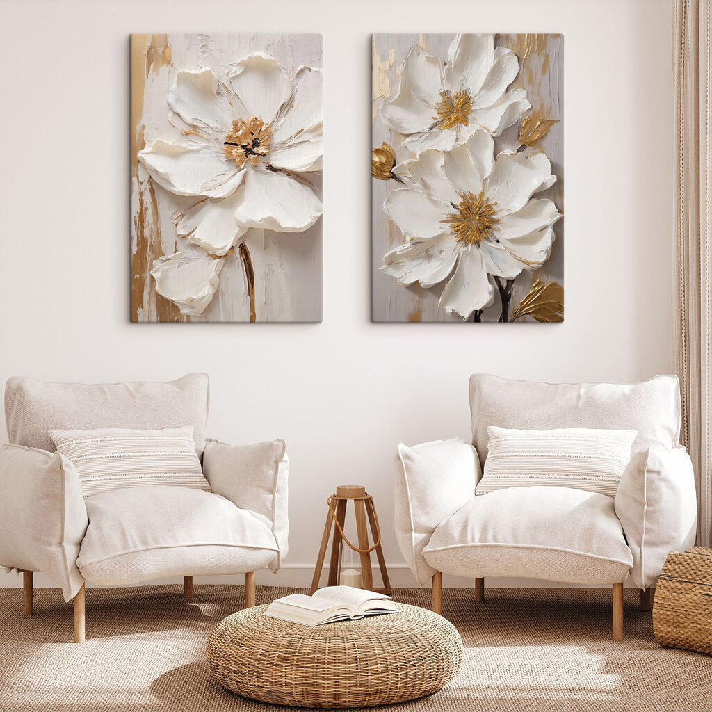Fleurs blanches bordées d’or dans un intérieur