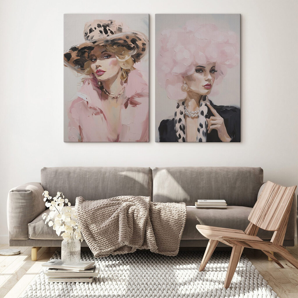 Chapeaux roses à pois dans un intérieur