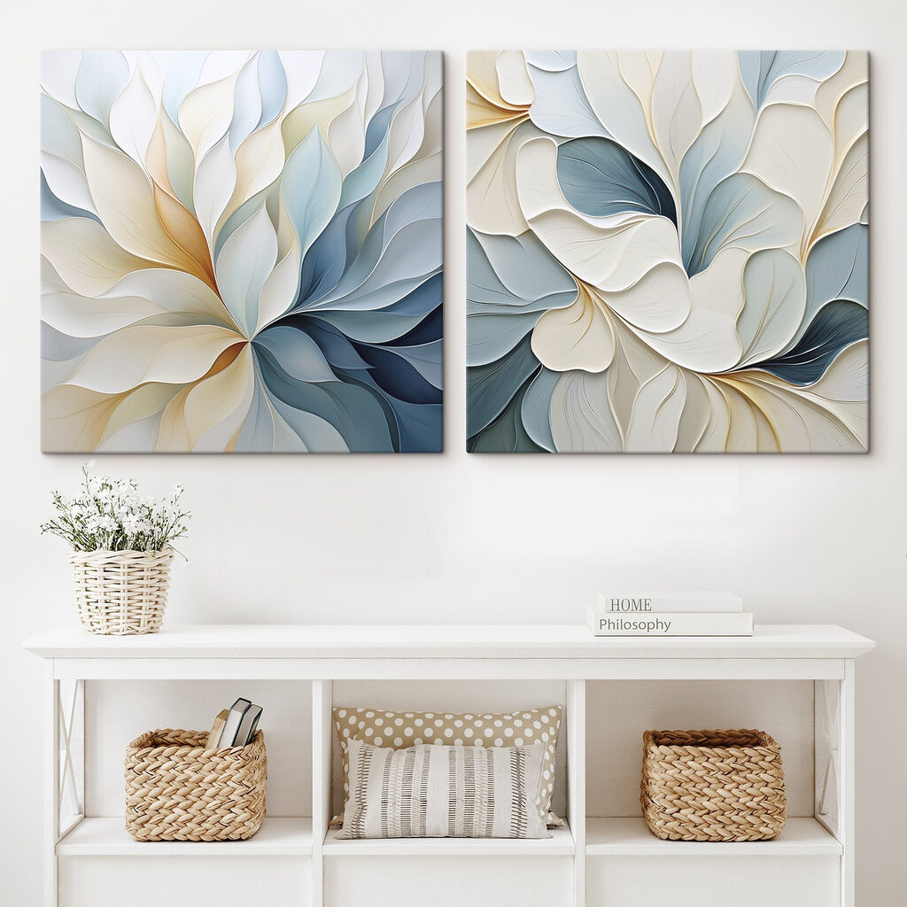 Pétales bleu et blanc dans un intérieur