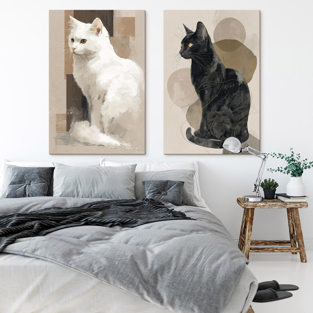 Chats blanc et noir dans un intérieur