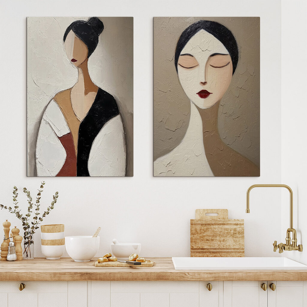 Femmes aux yeux fermés dans un intérieur