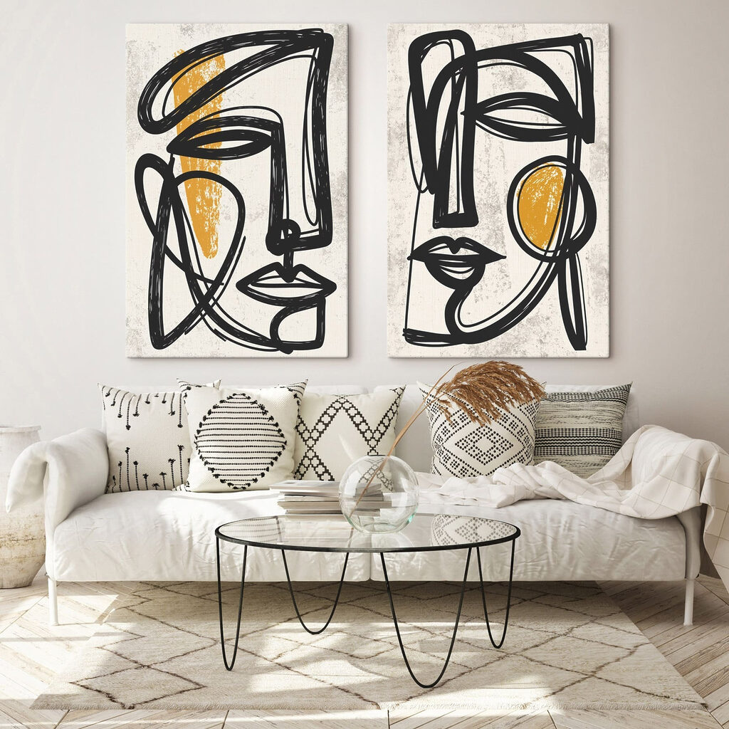 Visages aux joues ocre dans un intérieur