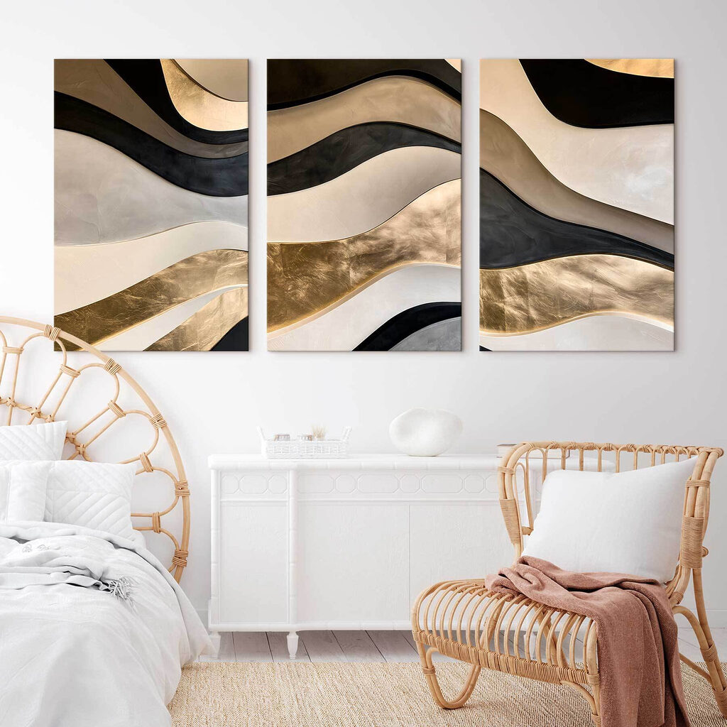 Reflets dorés sur noir dans un intérieur