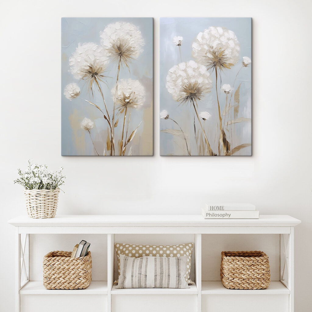 Aigrettes blanches sur bleu dans un intérieur