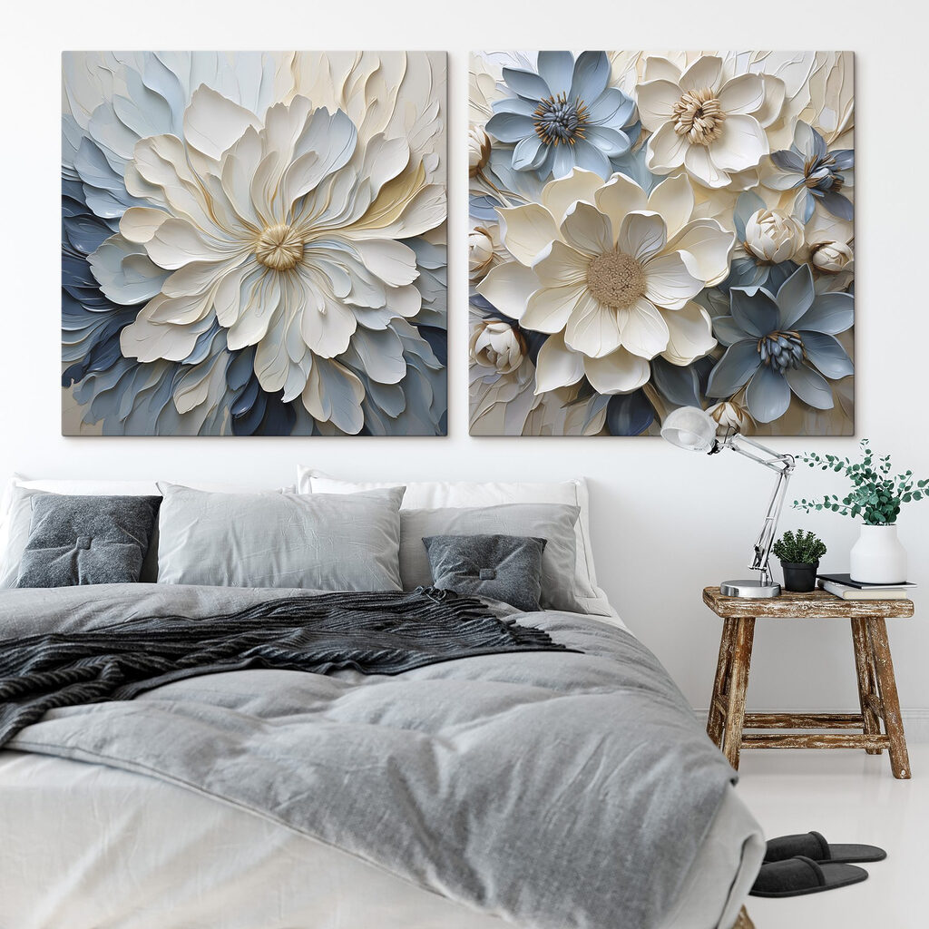 Fleurs blanches et bleues dans un intérieur