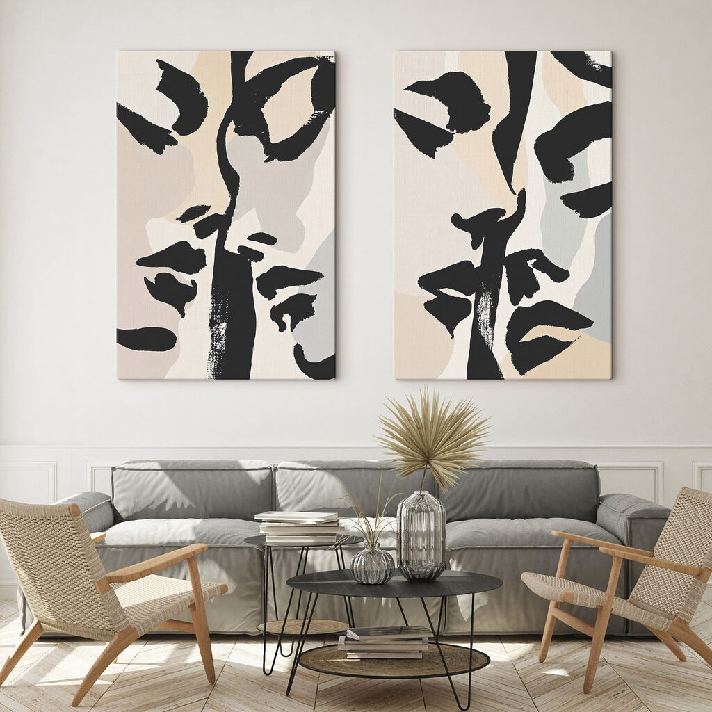 Visages calligraphiés dans un intérieur