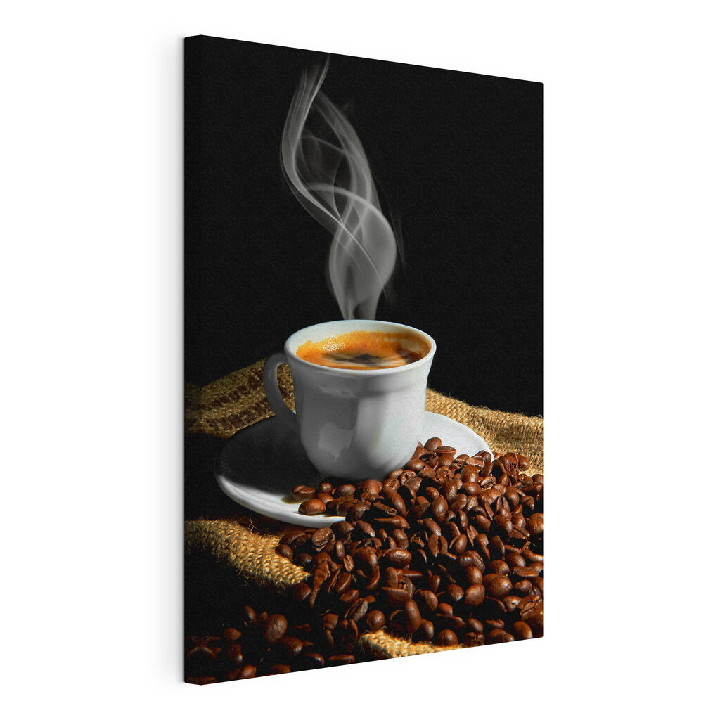 Café fraîchement préparé, toile tendue et bord enveloppé