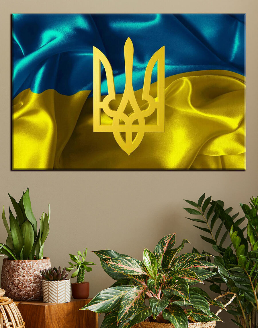Drapeau ukrainien au trident dans un intérieur