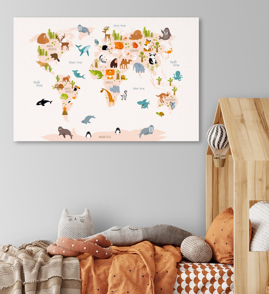 Carte du monde aquarellée dans un intérieur