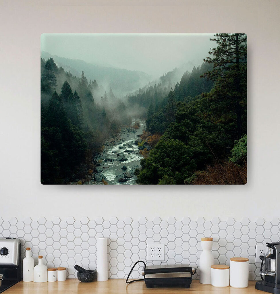 Rivière entre collines boisées dans un intérieur