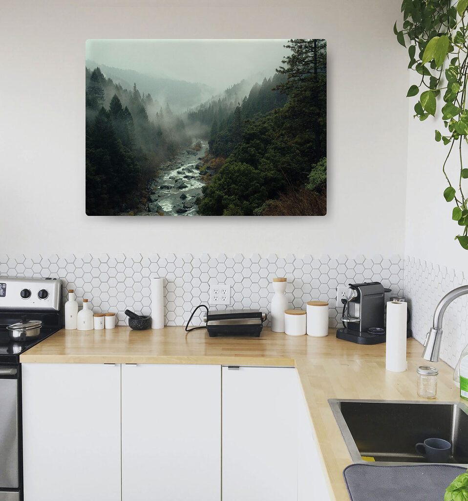 Rivière entre collines boisées — intérieur 2
