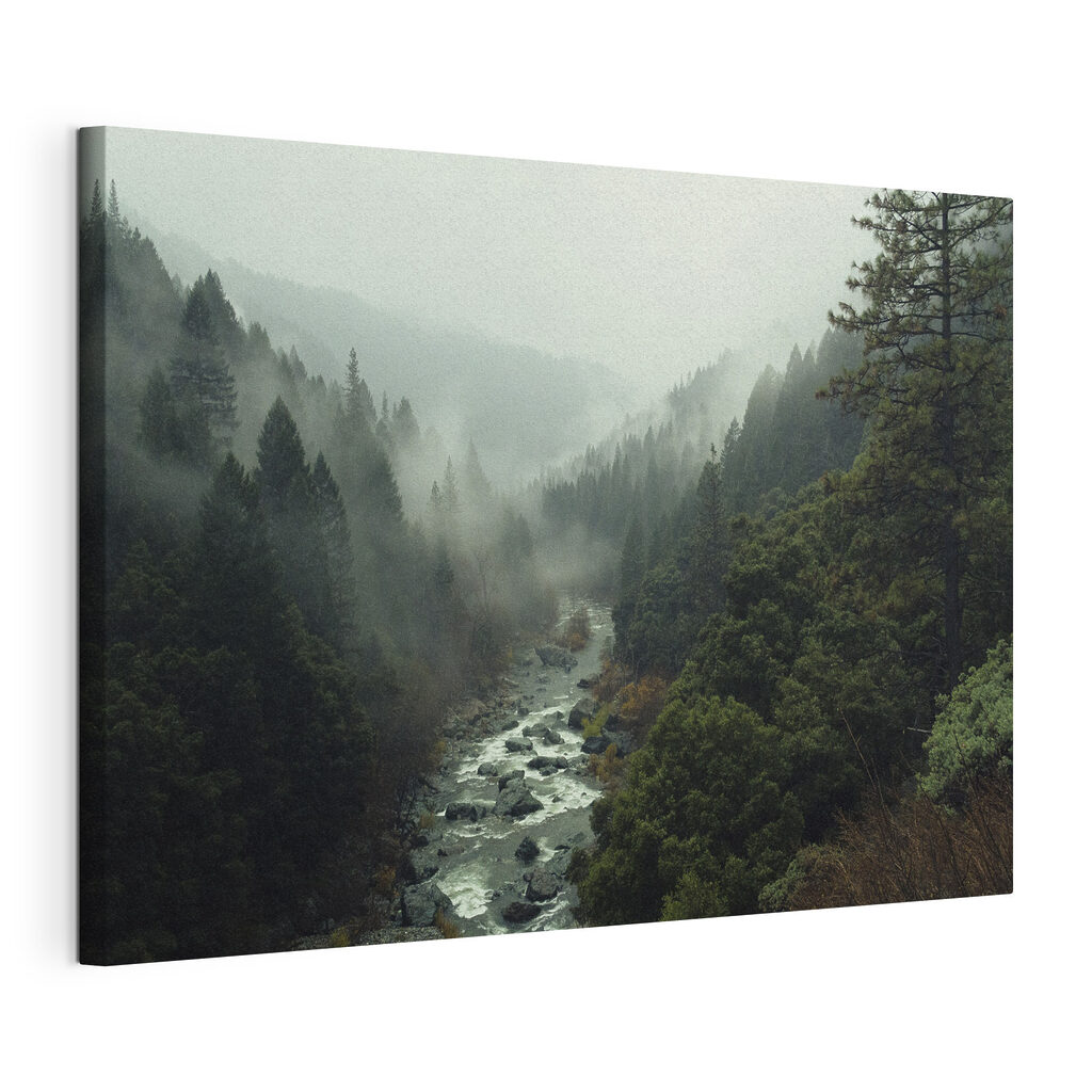 Rivière entre collines boisées, toile tendue et bord enveloppé