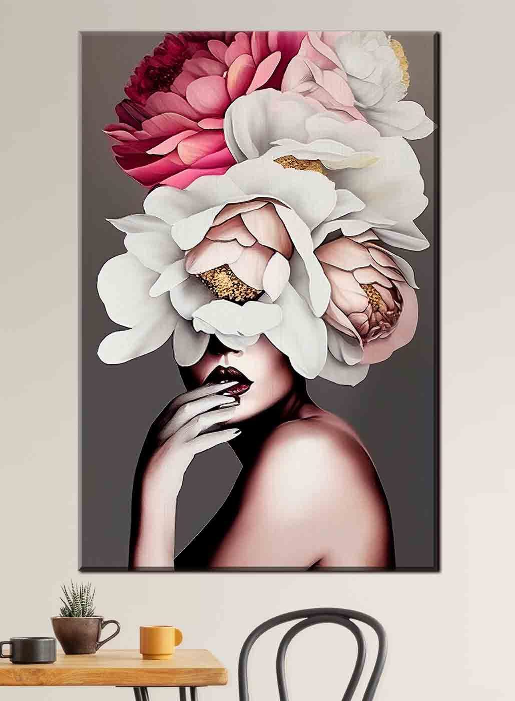 Visage derrière les fleurs dans un intérieur