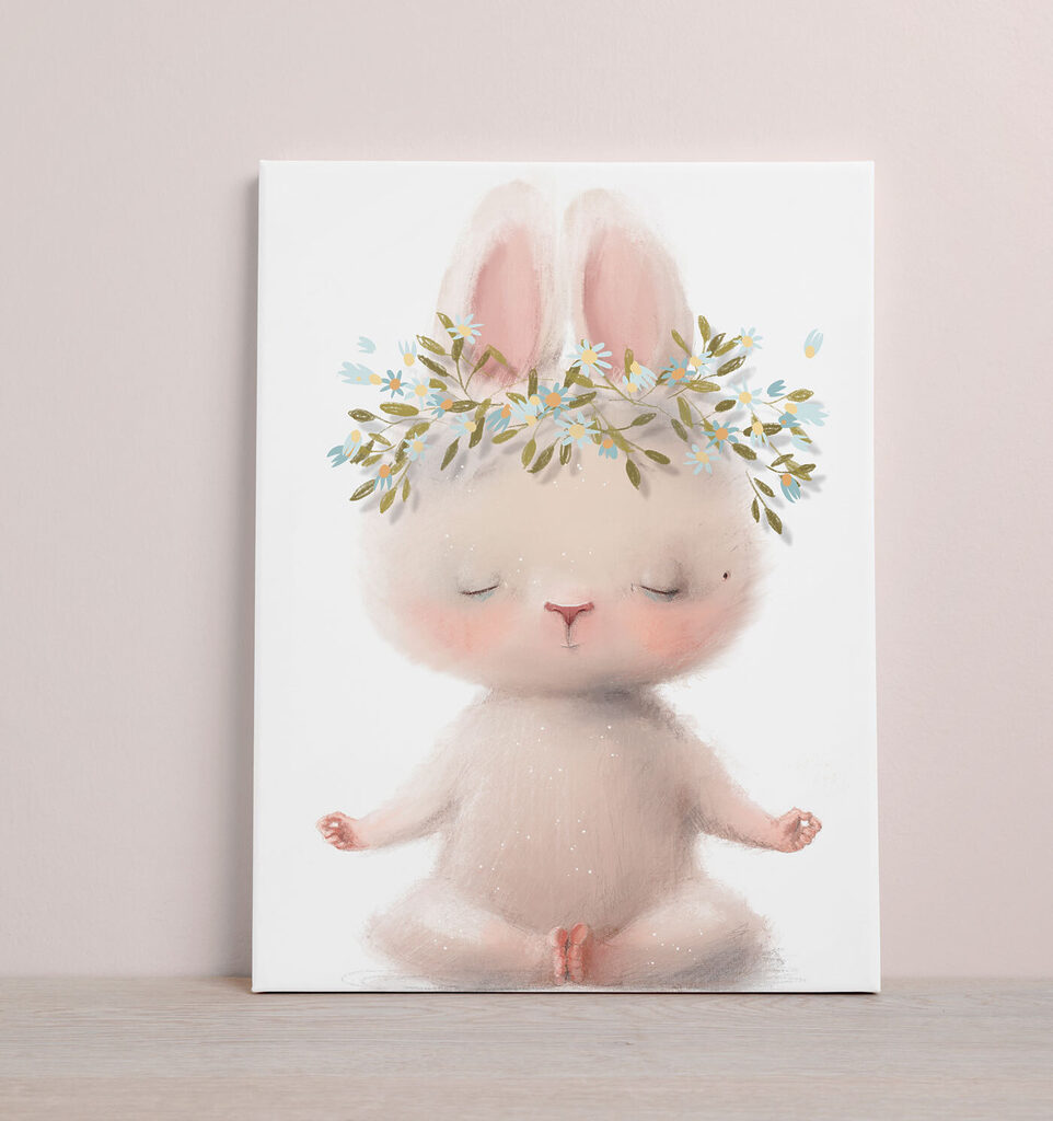 Petit lapin couronné dans un intérieur