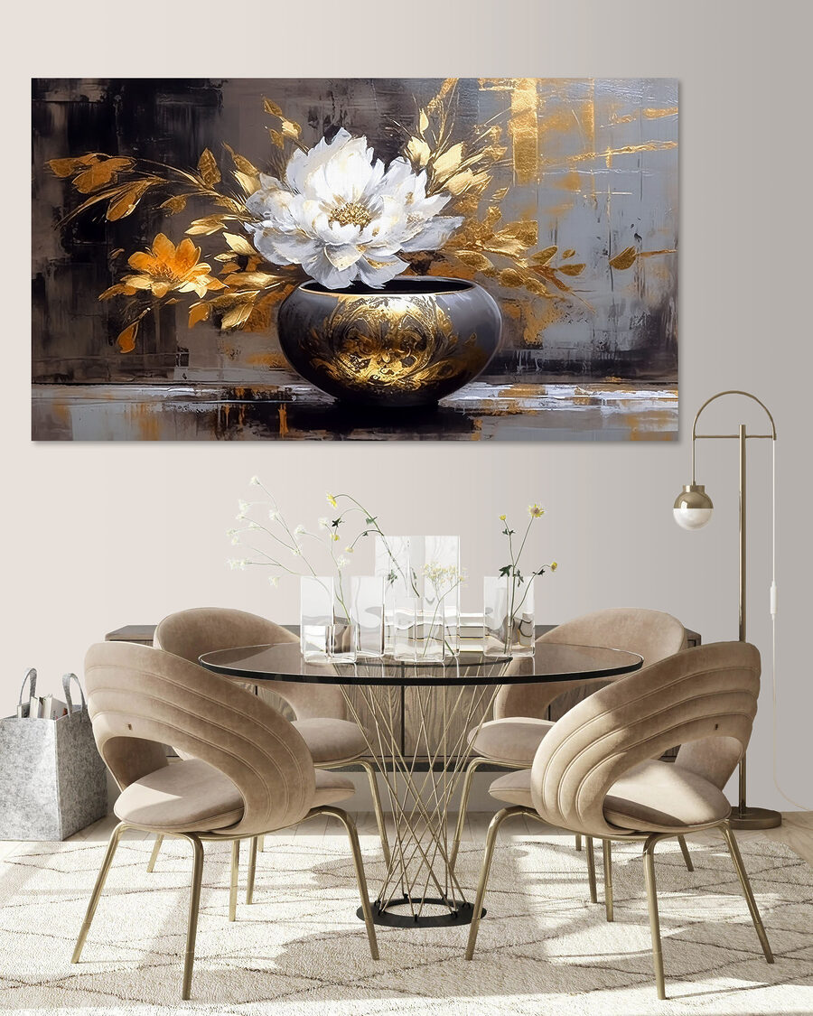 Fleur blanche, vase doré dans un intérieur