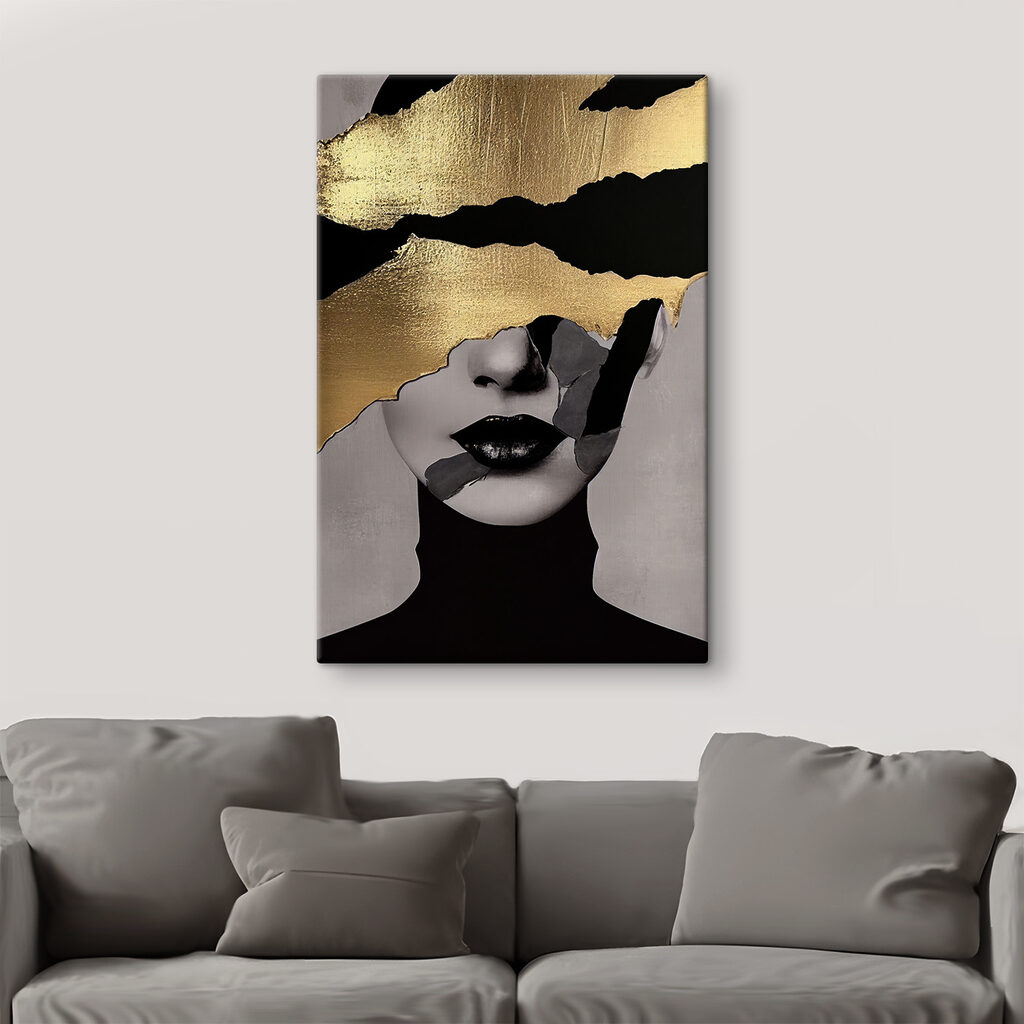 Visage derrière l’or dans un intérieur