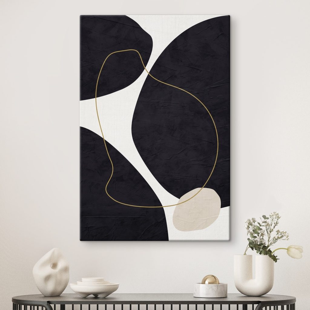 Rencontre de formes noires dans un intérieur