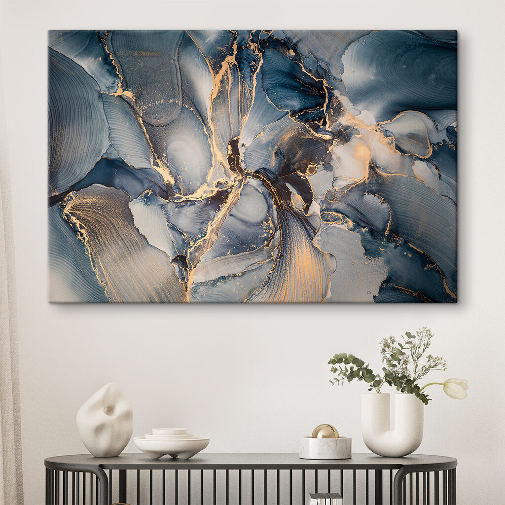 Fêlures d’or sur gris-bleu dans un intérieur