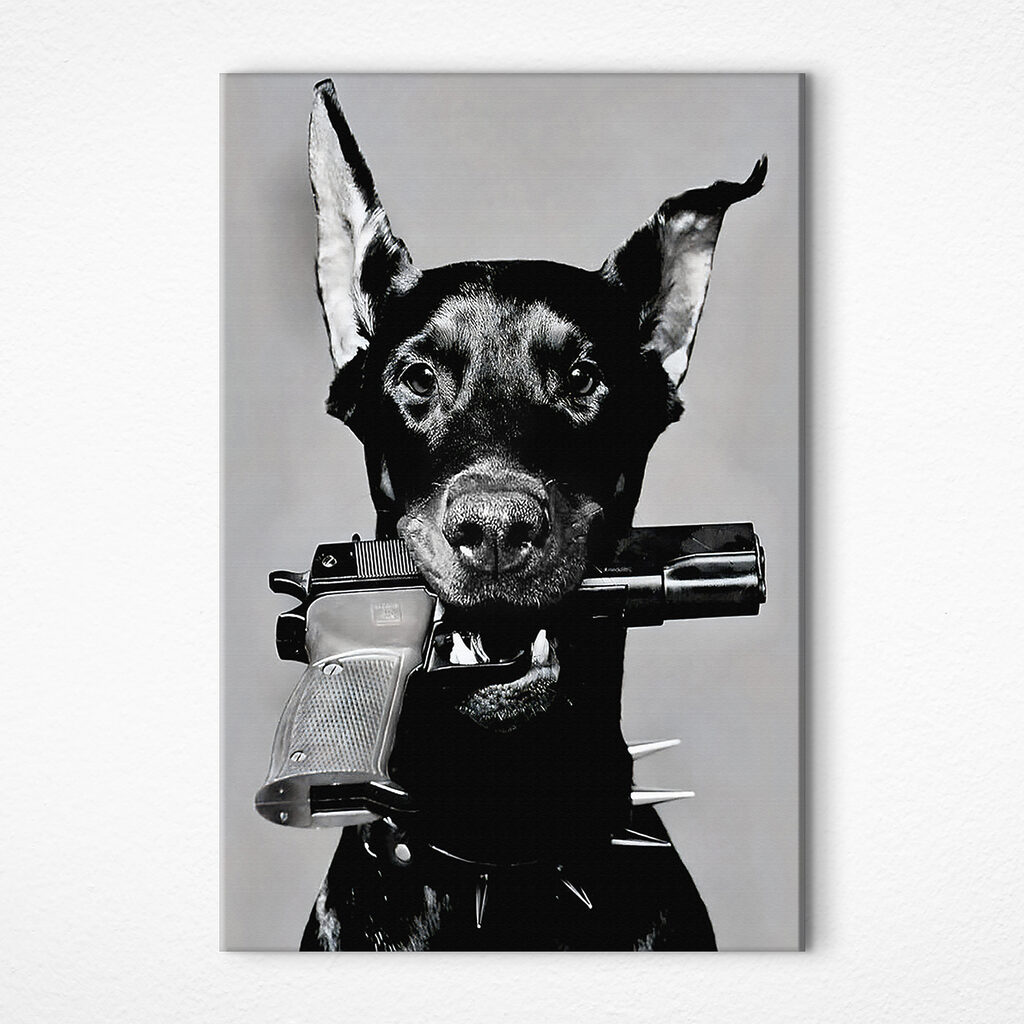 Chien au pistolet dans un intérieur