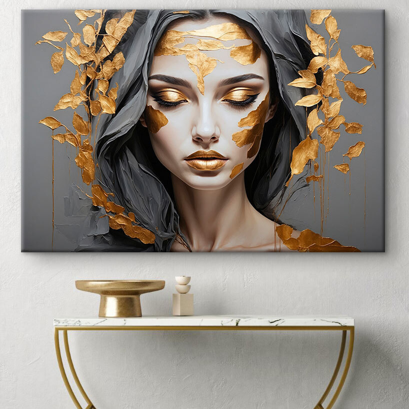 Visage entre feuilles d’or dans un intérieur